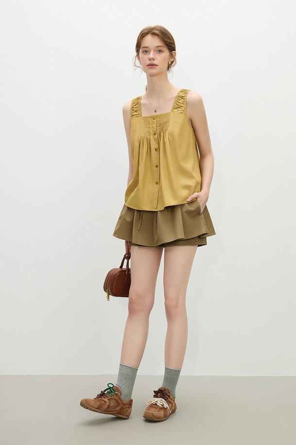 WD 플리츠 버튼 민소매 탑은 부드러운 비스코스, 나일론 혼방 소재로 제작되어 봄, 여름 시즌에 시원하고 편안하게 착용할 수 있습니다. 우아한 스퀘어넥 라인과 플리츠, 버튼, 프릴 디테일이 여성스러운 분위기를 연출하며, 레귤러핏과 무지 패턴으로 다양한 하의와 쉽게 매치할 수 있습니다. 머스타드 컬러의 민소매 디자인으로 세련된 일상 스타일을 완성해보세요.
