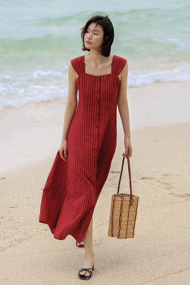 **레드 스트라이프 와이드 스트랩 드레스**

여성스러운 무드를 연출하는 레드 컬러의 스트라이프 패턴 원피스입니다. 폴리에스테르와 스판덱스 혼방 소재로 제작되어 편안한 착용감을 선사하며, 안감이 있어 비침 걱정 없이 입을 수 있습니다. 와이드 스트랩 디자인과 스퀘어넥 라인이 세련된 느낌을 더하고, 루즈핏 맥시 기장으로 우아한 분위기를 연출합니다. 데이트룩, 카페룩, 휴가룩 등 다양한 TPO에 활용 가능하며, 미니멀, 클래식, 리조트 스타일을 즐겨 입는 분들께 추천합니다.
