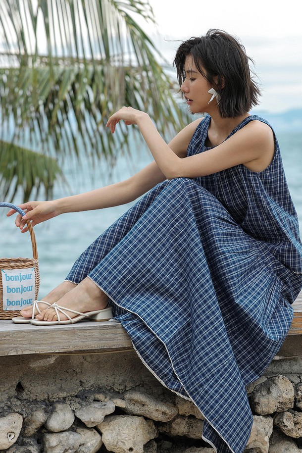 블루 플래드 체크 스커트는 여성스러운 실루엣을 연출해 주는 A라인 스커트입니다. 봄, 여름 계절에 어울리는 얇은 두께감과 가벼운 착용감이 특징이며, 미니멀한 스타일을 선호하는 분들께 적합합니다. 블루 컬러의 체크 패턴이 시원하고 산뜻한 느낌을 주며, 셀룰로오스와 폴리에스테르 혼방 소재로 제작되었습니다. 루즈핏으로 편안하게 착용 가능하며, 허리 조절이 가능하여 더욱 실용적입니다. 데이트룩, 동네 마실룩, 카페룩 등 다양한 TPO에 활용할 수 있습니다.
