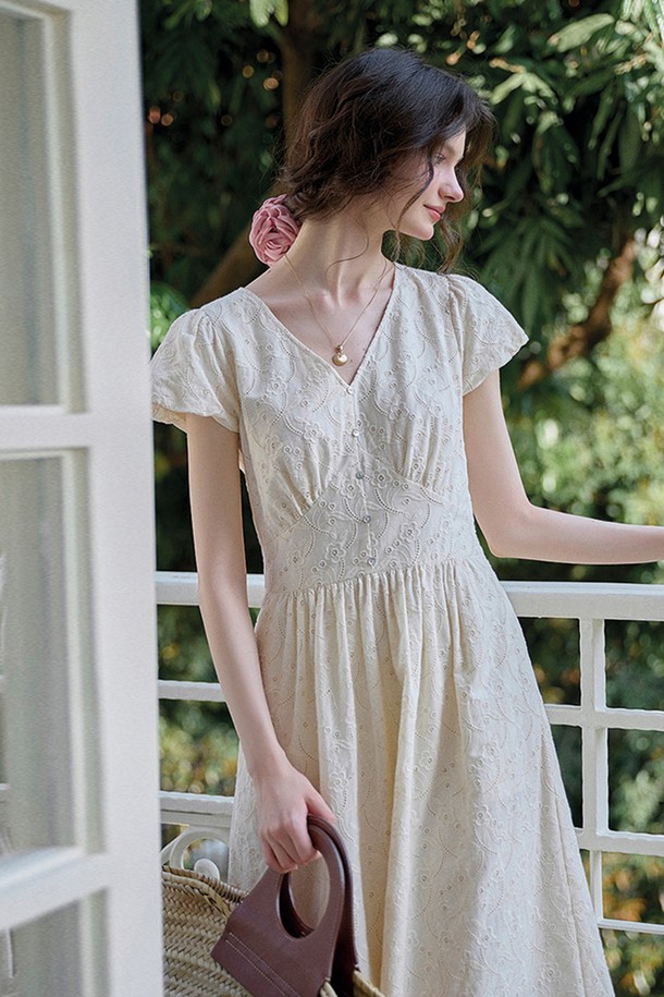 아이보리 색상의 컷아웃 자수 브이넥 원피스로, 면 소재를 사용하여 부드러운 촉감을 자랑하며 얇은 두께로 여름철에도 시원하게 착용할 수 있습니다. 허리 밴딩 디테일과 컷아웃 자수 디테일이 돋보이며, 안감이 있어 착용감이 좋고 미디 길이로 우아한 분위기를 연출합니다. 데일리룩은 물론 피크닉룩에도 잘 어울리는 레귤러핏 반소매 원피스입니다.
