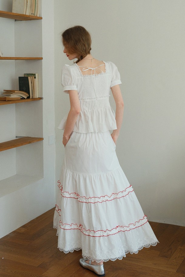 화이트 레이스 포켓 스커트입니다. 부드러운 면 소재로 제작되어 봄, 여름 시즌에 시원하게 착용하기 좋습니다. 우아한 분위기를 연출하는 A라인 핏의 맥시 기장 스커트로, 레이스 패턴과 리본 장식이 여성스러운 매력을 더합니다. 안감이 있어 비침 걱정 없이 편안하게 입을 수 있으며, 티어드 디테일이 돋보입니다. 데이트룩, 카페룩, 모임룩 등 다양한 TPO에 활용할 수 있으며, 클래식, 로맨틱, 미니멀 스타일을 즐겨 입는 분들께 추천합니다.
