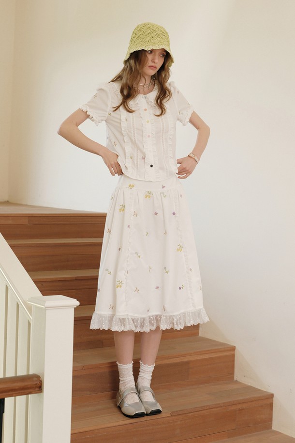 Cest Moidew - 블라우스 - Flower embroidery ruffle blouse