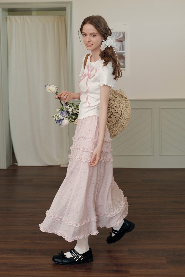 도트 러플 스커트입니다. 여성용으로, 봄과 여름에 어울리는 얇은 두께감의 A라인 스커트입니다. 부드러운 비스코스와 나일론 혼방 소재로 제작되었으며, 핑크 컬러에 도트 무늬가 더해져 우아한 분위기를 연출합니다. 셔링 디테일과 밴딩 허리, 안감이 있어 편안하게 착용 가능하며, 데이트룩, 카페룩, 봄 소풍룩 등 다양한 TPO에 활용할 수 있습니다. 로맨틱, 클래식, 걸리시 스타일을 즐기는 분들께 추천합니다.
