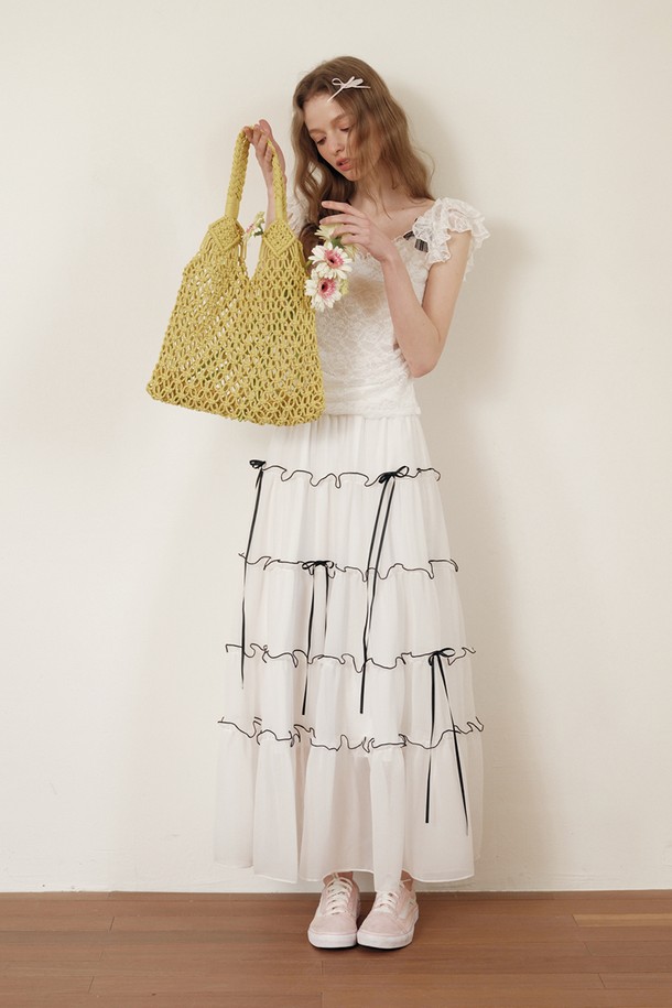 라인 리본 케이크 스커트는 여성스러운 분위기를 연출하는 A라인 스커트입니다. 얇은 두께의 폴리에스테르 소재로 제작되어 봄, 여름에 시원하게 착용하기 좋습니다. 화이트 컬러 바탕에 레이스 패턴이 더해져 우아하고 엘레강스한 스타일을 완성합니다. 허리 부분은 밴딩 처리되어 편안한 착용감을 제공하며, 데이트룩, 카페룩, 모임룩 등 다양한 TPO에 활용할 수 있습니다. 클래식, 로맨틱, 미니멀 스타일을 즐겨 입는 분들께 추천하며, 크롭탑과 함께 코디하여 더욱 세련된 룩을 연출할 수 있습니다.
