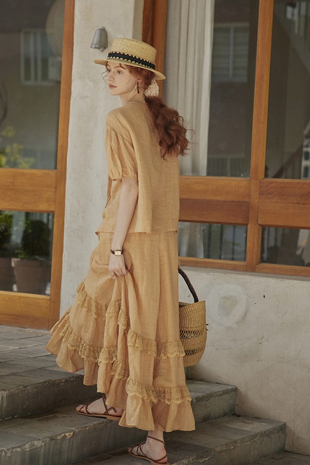 옐로우 컬러의 썸머 레이스 피시테일 스커트입니다. 우아하고 클래식한 스타일을 연출하며, 데이트룩, 카페룩, 모임룩에 잘 어울립니다. 얇고 부드러운 폴리에스테르 소재로 제작되어 통기성이 좋고 편안한 착용감을 선사합니다. 레이스 패턴과 플리츠 디테일이 여성스러운 실루엣을 강조하며, V넥 디자인과 안감 처리가 되어 있습니다. 머메이드 라인의 피시테일 스커트로, 로맨틱하고 미니멀한 스타일을 완성해보세요.
