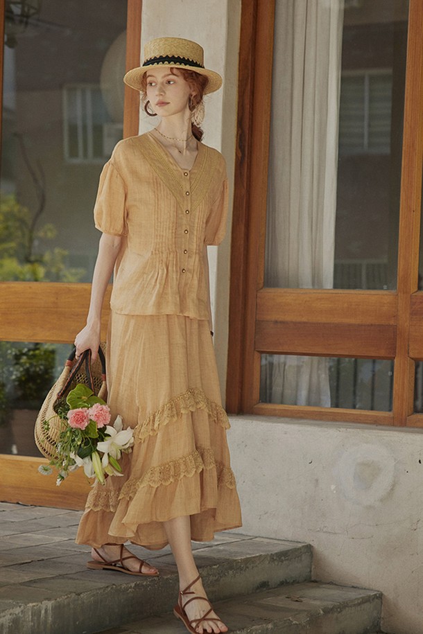 U~aril의 Summer pleat v-neck shirt는 봄, 여름 시즌을 위한 여성 상의입니다. 우아하고 베이직한 스타일의 레귤러핏 옐로우 색상 반소매 셔츠로, 브이넥 디자인과 플리츠 디테일이 특징입니다. 폴리에스테르 소재의 무지 패턴으로 제작되어 일상복으로 활용하기 좋습니다.
