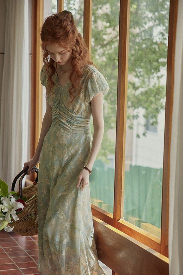 상큼한 민트 컬러의 자카드 셔링 브이넥 원피스입니다. 부드러운 폴리에스테르 소재로 제작되어 봄, 여름 시즌에 시원하고 편안하게 착용할 수 있습니다. 여성스러운 무드를 연출하는 미디 기장의 레귤러핏 반소매 원피스로, 셔링 디테일이 우아함을 더합니다.
