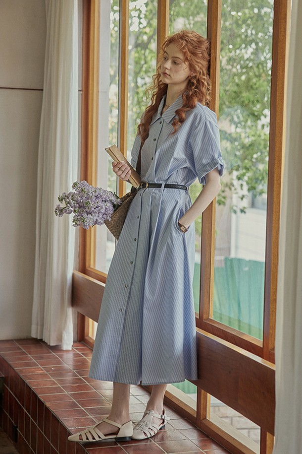 시원한 블루 컬러의 하프 밴딩 스트라이프 셔츠 원피스입니다. 면 소재로 제작되어 봄, 여름 데일리룩에 적합하며, 셔츠 칼라와 플레어 치마 타입으로 스위트하면서도 베이직한 스타일을 연출합니다. 반소매 디자인과 레귤러핏으로 편안하게 착용 가능하며, 벨트 스타일링(별도)으로 다양한 분위기를 낼 수 있습니다.
