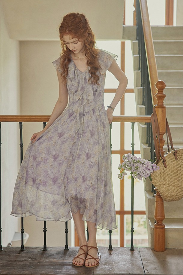 세련된 플라워 패턴과 프릴 디테일이 돋보이는 여성용 브이넥 민소매 미디 원피스입니다. A라인 플레어 실루엣으로 우아하고 클래식한 무드를 선사하며, 부드러운 폴리에스테르 소재로 제작되어 편안하게 착용할 수 있습니다. 톤 다운된 퍼플 컬러가 세련된 분위기를 더해 봄, 여름 일상룩에 활용하기 좋습니다.
