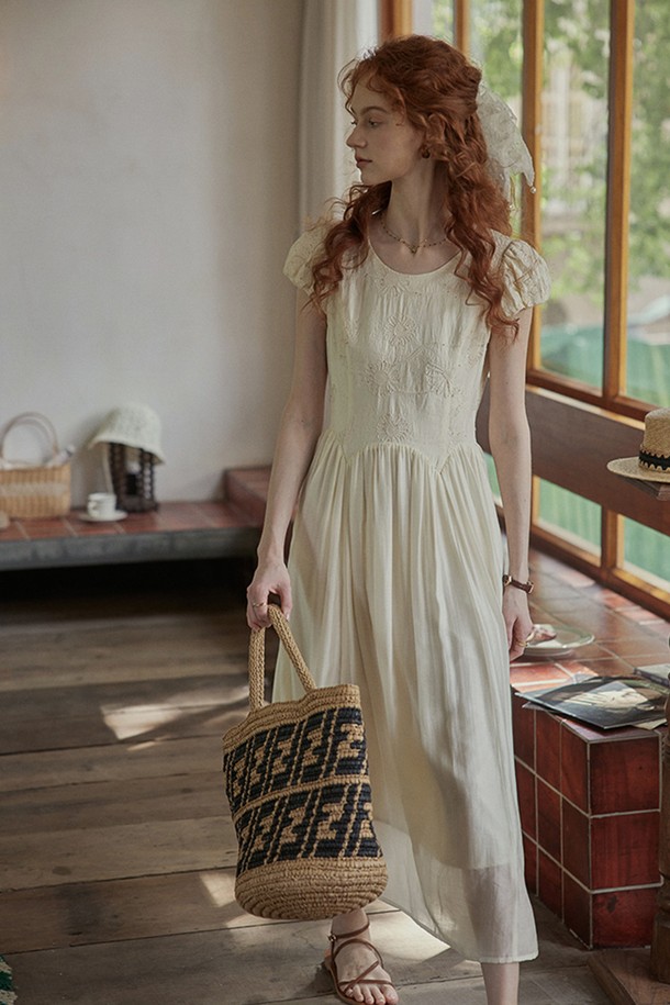 아이보리 컬러의 롱 기장 여성용 플레어 원피스입니다. LYOCELL과 POLYAMIDE 혼방 소재로 제작되었으며, 라운드 넥과 퍼프 소매, 자수 디테일이 우아하고 클래식한 분위기를 자아냅니다. 안감이 있어 비침 걱정 없이 봄, 여름 시즌 일상복으로 즐겨 입을 수 있습니다.
