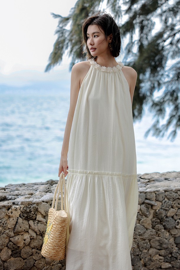 LS 프렌치 홀터넥 드레스는 우아함과 캐주얼함을 동시에 선사하는 여성용 홀터넥 원피스입니다. 부드러운 비스코스, 나일론 혼방 소재로 제작되어 편안한 착용감을 자랑하며, A라인 플레어 치마는 여성스러운 실루엣을 연출합니다. 아이보리 컬러의 무지 디자인은 어떤 스타일에도 잘 어울리며, 안감이 있어 비침 걱정 없이 즐길 수 있습니다. 민소매 디자인으로 봄, 여름 휴가룩, 리조트룩, 여행룩에 적합하며, 슬립 드레스가 내장되어 편안함을 더했습니다.
