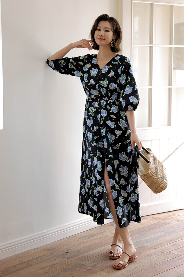 플라워 섀도우 프렌치 드레스는 여성스러운 실루엣을 연출하는 원피스입니다. 부드러운 코튼 소재로 제작되어 가볍고 편안한 착용감을 선사하며, 7부 소매와 V넥 디자인이 특징입니다. 블랙 컬러 바탕에 플라워 패턴이 더해져 우아하면서도 캐주얼한 무드를 자아냅니다. 루즈핏으로 활동성을 높였으며, 슬릿 디테일이 은은한 포인트를 더해줍니다. 데이트룩, 카페룩, 모임룩 등 다양한 TPO에 클래식, 로맨틱, 캐주얼 스타일로 활용하기 좋습니다.
