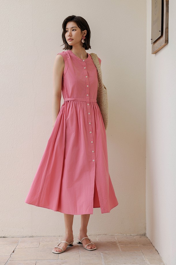 사랑스러운 핑크 컬러의 코튼 민소매 원피스입니다. 부드러운 면 소재로 제작되어 여름철 시원하고 편안하게 착용할 수 있습니다. A라인 플레어 스커트와 허리 리본 디테일이 여성스러운 실루엣을 연출하며, 조절 가능한 허리끈으로 핏을 자유롭게 조절할 수 있습니다. 라운드넥 디자인과 민소매 기장으로 캐주얼하면서도 미니멀한 스타일을 즐길 수 있으며, 데이트룩, 동네 마실룩, 카페룩 등 다양한 TPO에 활용하기 좋습니다. 베이직하고 로맨틱한 무드를 동시에 느낄 수 있는 아이템입니다.
