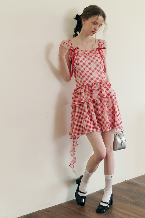 플라워 플레이드 프릴 민소매 드레스는 여성스러운 매력을 선사하는 원피스입니다. 레드 컬러의 플라워와 체크 패턴, 플레어 디자인이 조화롭게 어우러져 우아한 분위기를 연출합니다. 봄, 여름 시즌에 어울리는 민소매 디자인으로, 스퀘어넥과 프릴, 리본 장식이 로맨틱한 포인트를 더합니다. 데이트룩, 카페룩, 봄 소풍룩 등 다양한 TPO에 활용 가능하며, 안감 처리가 되어 있어 편안하게 착용할 수 있습니다. 폴리에스테르 소재로 제작되었으며, 리본 장식이 고정되어 있고 이너 라이닝이 포함되어 있습니다.
