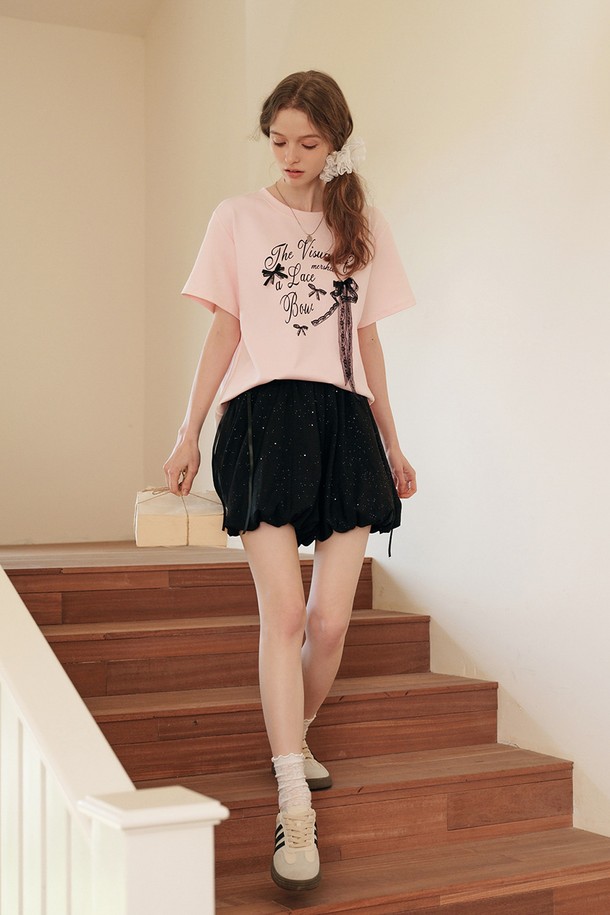 블랙 스팽글 벌룬 스커트는 여성스러운 매력을 극대화하는 아이템입니다. 폴리에스테르와 비스코스 혼방 소재로 제작되어 편안하면서도 우아한 착용감을 선사합니다. 밴딩 허리와 리본 장식, 안감 디테일이 더해져 더욱 섬세하고 고급스러운 분위기를 연출합니다. 데이트룩, 파티룩, 연말 모임룩 등 특별한 날, 클래식, 로맨틱, 시크 스타일을 완성해보세요. 미니스커트 기장으로 다리가 길어 보이는 효과를 주며, 벌룬 핏이 사랑스러운 실루엣을 만들어줍니다.
