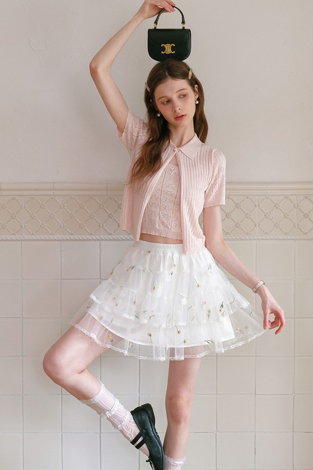 여성스러운 핑크 컬러의 크로셰 칼라 반소매 가디건입니다. 부드러운 폴리에스터와 비스코스 혼방 소재로 제작되어 얇고 가벼운 착용감을 선사하며, 레이스 패턴과 크로셰 디테일이 우아한 무드를 더합니다. 버튼 여밈 방식의 레귤러핏 디자인으로, 봄, 여름철 일상복으로 활용하기 좋습니다.
