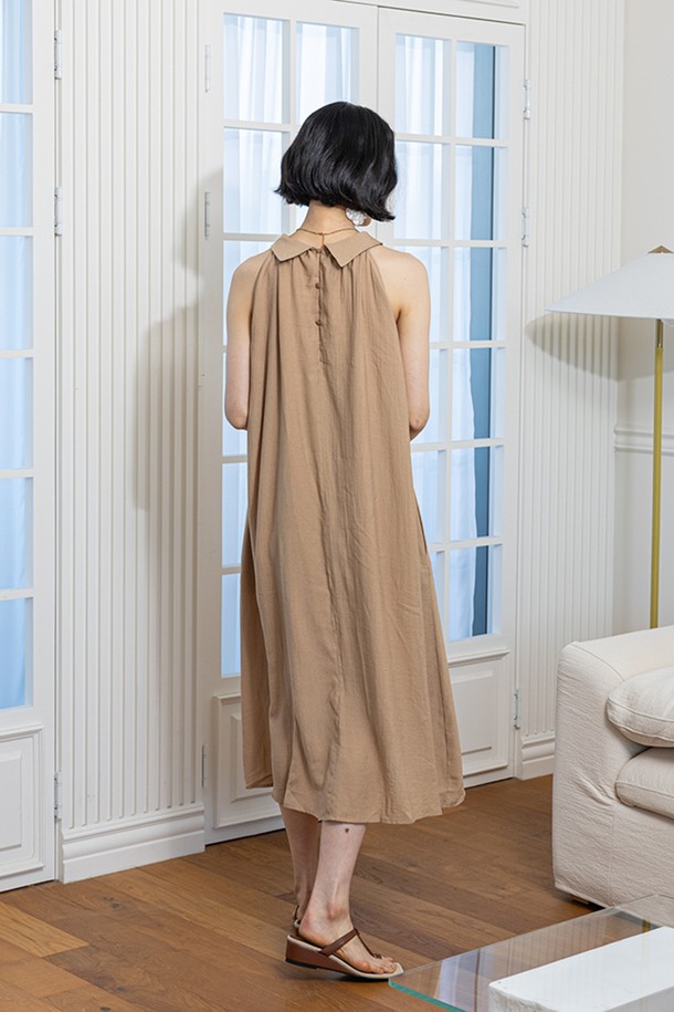 베이지 솔리드 컬러 민소매 원피스는 봄, 여름 시즌에 어울리는 여성 의류입니다. 부드러운 레이온, 린넨, 면 혼방 소재로 제작되어 편안한 착용감을 선사하며, A라인 플레어 치마 디자인으로 여성스러운 실루엣을 연출합니다. 홀터넥 스타일과 허리끈/벨트 디테일이 더해져 미니멀하면서도 세련된 분위기를 자아냅니다. 데이트룩, 카페룩, 여행룩 등 다양한 TPO에 활용 가능하며, 미니멀, 클래식, 리조트 스타일을 즐기는 분들께 추천합니다. 얇은 두께감으로 시원하게 착용할 수 있으며, 안감은 없습니다.
