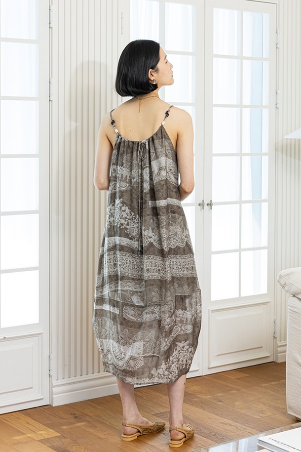 레트로 패턴 슬링 드레스_브라운은 여성스러운 분위기를 연출하는 슬링 원피스입니다. 봄, 여름 시즌 데일리룩으로 활용하기 좋으며, 스퀘어넥 디자인과 A라인 실루엣이 특징입니다. 어저스터블 숄더 스트랩으로 길이 조절이 가능하며, 이너 스커트가 내장되어 편안하게 착용할 수 있습니다. 브라운 컬러의 레트로 패턴이 돋보이는 이 원피스는 데이트룩, 카페룩, 여행룩 등 다양한 TPO에 잘 어울립니다. 클래식하고 미니멀한 스타일을 즐기는 분들께 추천합니다.
