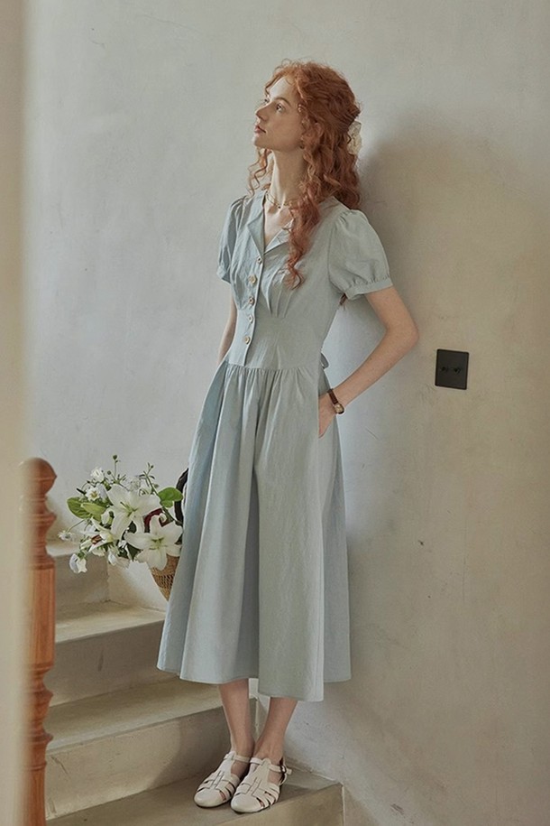 시원한 블루 컬러의 큐반 칼라 포켓 셔츠 드레스입니다. LYOCELL과 POLYAMIDE 혼방 소재로 제작되어 부드럽고 편안한 착용감을 선사하며, A라인 플레어 스커트 핏으로 우아한 실루엣을 연출합니다. 뒷면 리본 타이와 포켓 디테일이 돋보이며, 반소매 디자인으로 봄, 여름철 일상에서 활용하기 좋습니다.
