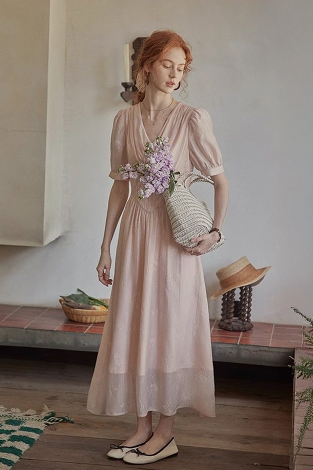 PROUDMARY의 핑크 자카드 V넥 원피스입니다. 폴리에스터와 비스코스 혼방 소재로 제작되어 봄, 여름 시즌에 우아하고 클래식한 분위기를 연출합니다. 반소매, 레귤러핏 디자인에 안감이 있어 편안하게 착용할 수 있으며, 모델은 S 사이즈를 착용했습니다.
