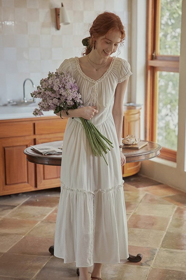 아이보리 컬러의 우아한 레이스 원피스입니다. 폴리에스테르, 아세테이트 혼방 소재로 제작되었으며, 퍼프 소매와 스퀘어넥 라인이 여성스러운 매력을 더합니다. 넉넉한 루즈핏과 맥시 기장으로 편안하면서도 엘레강스한 스타일을 연출하며, 네크라인 리본으로 포인트를 줄 수 있습니다.
