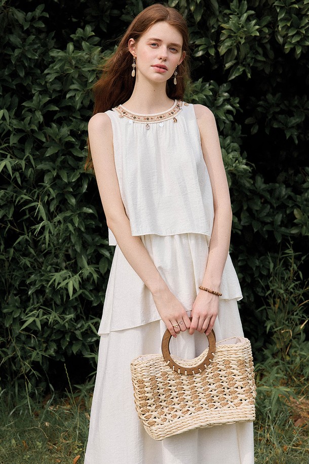 바캉스 레이어드 민소매 원피스는 여성스러움과 편안함을 동시에 선사하는 아이템입니다. 부드러운 비스코스, 나일론 혼방 소재로 제작되어 봄, 여름 시즌에 시원하게 착용하기 좋습니다. 라운드넥 디자인과 루즈핏으로 편안한 착용감을 제공하며, 레이어드 디테일이 우아한 무드를 더합니다. 아이보리 컬러의 무지 패턴으로 어떤 스타일에도 쉽게 매치 가능하며 데일리룩, 휴가룩, 여행룩 등 다양한 TPO에 활용할 수 있습니다. 안감이 있어 비침 걱정 없이, 미니멀하고 캐주얼한 스타일을 연출해보세요.
