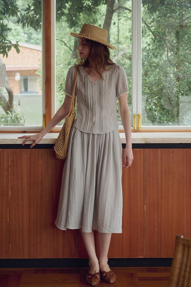 여름 피크닉과 옛 학교 앨범에서 영감을 받은 우아하고 클래식한 무드의 French V넥 셔츠입니다. 비스코스, 나일론, 리오셀, 린넨 등 시원한 혼방 소재로 제작되어, 레귤러 핏과 반소매 기장으로 편안한 착용감을 선사합니다. 세련된 V넥 디자인과 무지 패턴의 그레이 컬러가 어우러져 플리츠 스커트와 함께 시크한 룩을 연출할 수 있습니다.
