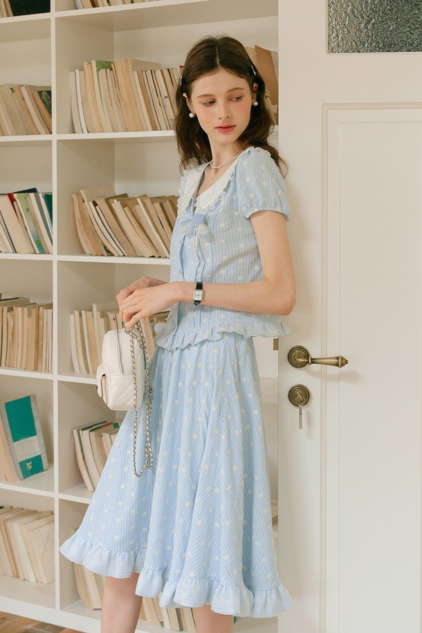 플라워 자수 밴딩 스커트는 여성스러움이 돋보이는 A라인 스커트입니다. 시원한 블루 컬러에 플라워 자수 디테일이 더해져 우아한 분위기를 연출합니다. 봄, 여름 시즌에 착용하기 좋으며, 밴딩 디자인으로 편안한 착용감을 선사합니다. 데이트룩, 카페룩, 봄 소풍룩 등 다양한 TPO에 활용 가능하며, 로맨틱, 클래식, 미니멀 스타일을 즐기는 분들께 추천합니다. 면과 폴리에스터 혼방 소재에 안감이 있어 비침 걱정 없이 착용할 수 있습니다.
