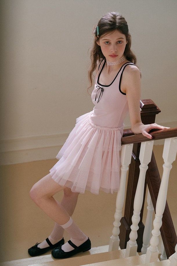 발레 스타일 민소매 원피스는 봄, 여름 시즌에 어울리는 여성스러운 무드의 원피스입니다. 핑크 컬러의 무지 디자인으로, 스퀘어 넥 라인과 티어드 스커트, 블랙 파이핑 디테일이 특징입니다. 면, 비스코스, 폴리에스테르 혼방 소재로 제작되어 편안한 착용감을 선사하며, 레귤러 핏으로 제작되었습니다. 데이트룩, 카페룩, 모임룩 등 다양한 TPO에 활용하기 좋으며, 클래식, 걸리시, 미니멀 스타일을 즐겨 입는 분들께 추천합니다.
