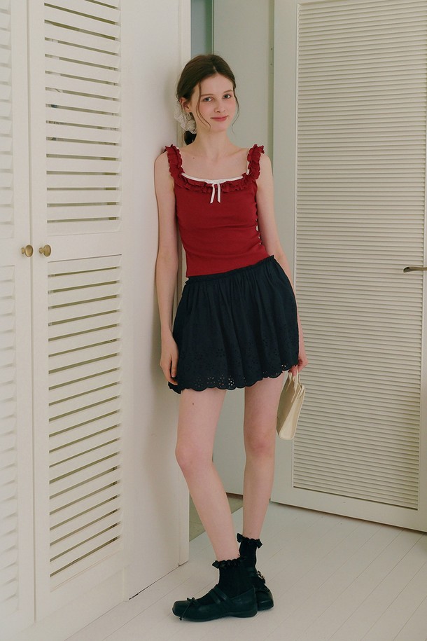 **Ruffle sleeveless top ( 러플 슬리브리스 탑 )**

산뜻한 레드 컬러의 러플 디테일이 돋보이는 여성용 민소매 탑입니다. 면, 비스코스, 폴리에스테르 혼방 소재로 제작되어 부드러운 촉감과 편안한 착용감을 선사합니다. 스퀘어넥 라인과 레귤러핏으로 우아한 실루엣을 연출하며, 리본 장식으로 사랑스러운 포인트를 더했습니다. 데이트룩, 카페룩, 모임룩 등 다양한 TPO에 활용 가능하며, 클래식, 로맨틱, 미니멀 스타일을 즐기는 분들께 추천합니다. 코디를 위한 스커트는 별도 판매합니다.
