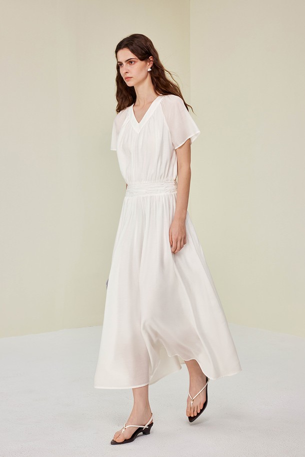 화사한 화이트 컬러의 롱 원피스로, 봄, 여름 시즌에 어울리는 여성스러운 아이템입니다. 아세테이트, 폴리에스터, 나일론 혼방의 부드러운 소재에 허리 절개 디자인과 A라인 플레어 스커트가 더해져 우아한 실루엣을 연출합니다. 심플한 V넥 반소매 디자인으로, 안감이 있어 비침 걱정 없이 편안하게 착용 가능합니다.
