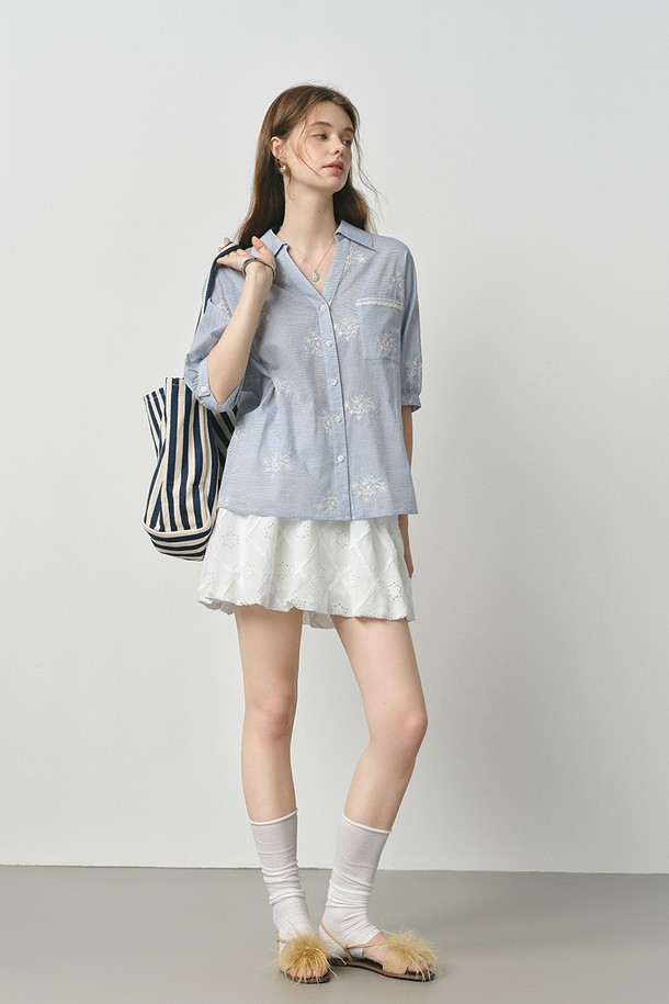 싱그러운 플라워 자수 디테일이 돋보이는 여성 셔츠 블라우스입니다. 시원한 블루 컬러의 면 소재로 제작되어 봄, 여름에 시원하게 착용하기 좋으며, 레귤러 핏과 셔츠 칼라 디자인으로 우아한 분위기를 연출합니다. 백 컷아웃 디테일이 더해져 은은한 섹시함을 더하며, 반소매 기장으로 편안함까지 갖춘 데일리 아이템입니다.
