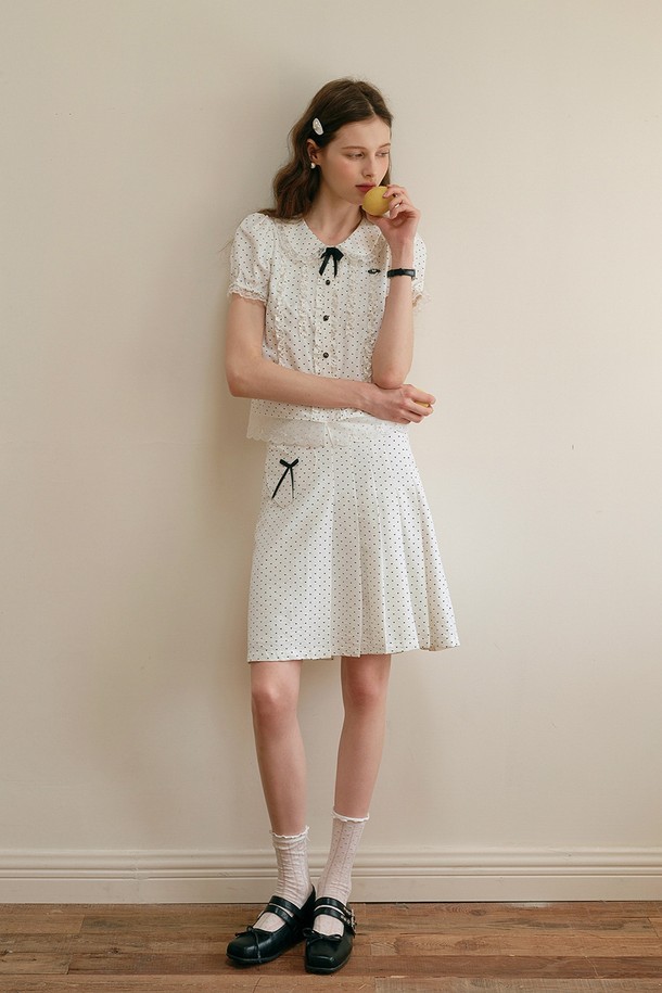 하트 도트 포켓 플리츠 스커트입니다. 화이트 컬러의 여성 의류로, 봄과 여름에 어울리는 우아한 스타일을 연출합니다. 플리츠 스커트 디자인에 도트 패턴이 돋보이며, 안감과 리본 포켓, 레이스 디테일로 포인트를 주었습니다. 데이트룩, 카페룩, 봄 소풍룩 등 다양한 TPO에 활용 가능하며, 클래식, 걸리시, 미니멀 스타일을 즐기는 분들께 추천합니다. 레귤러 핏으로 편안하게 착용할 수 있습니다.
