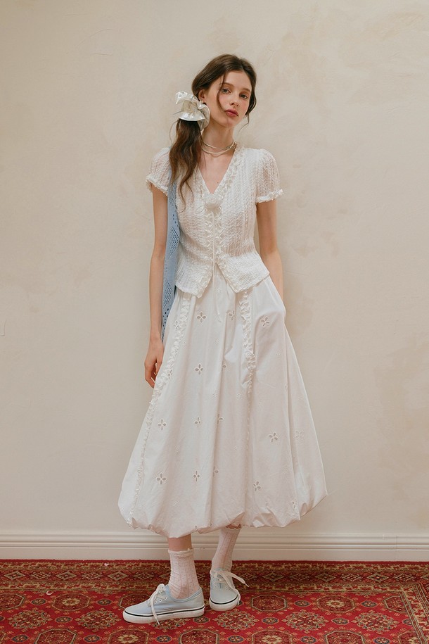 화사한 봄, 여름 스타일을 완성할 여성용 러플 V넥 반소매 가디건입니다. 얇은 폴리에스테르 소재로 제작되어 가볍고 시원하며, 우아한 무드의 러플 디테일이 특징입니다. 분리형 꽃 장식으로 포인트를 더했으며, Cest_Ruffle 자수 벌룬 스커트와 함께 코디하여 더욱 스타일리시하게 연출할 수 있습니다.
