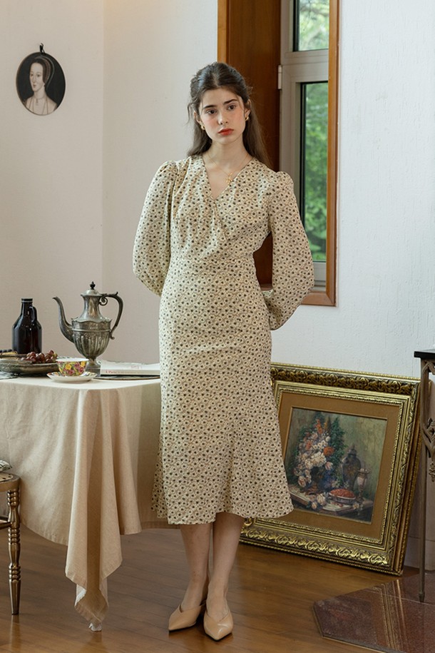 플라워 월드 롱 슬리브 드레스_GREEN은 우아한 분위기를 연출하는 여성용 A라인 플레어 원피스입니다. 봄, 가을 계절에 어울리는 긴 소매 디자인으로, 핏은 레귤러핏이며, 그린 컬러의 폴리에스테르 소재로 제작되었습니다. 뒷면 지퍼와 가슴 부분 이너 버튼 디테일이 있으며, 안감은 없습니다.
