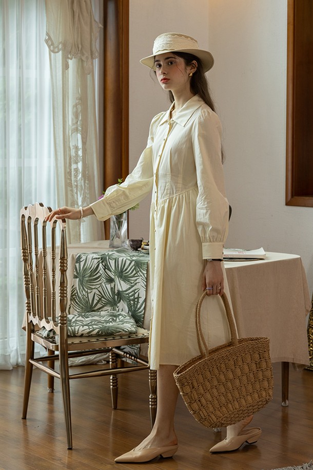 아이보리 색상의 여성용 롱 슬리브 원피스로, 봄, 가을에 착용하기 좋습니다. 면 소재의 무지 디자인으로, 우아하고 미니멀한 스타일을 연출합니다. A라인 실루엣과 레귤러 핏으로 편안하게 착용 가능하며, 라운드 넥과 버튼 디테일이 특징입니다.
