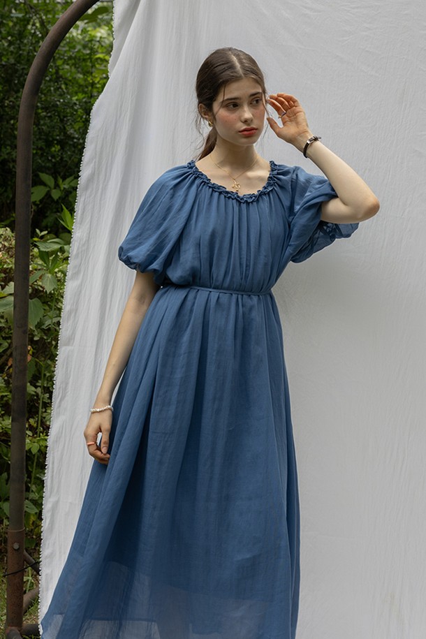 우아하고 클래식한 무드의 네크라인 플리츠 원피스_BLUE입니다. 라운드넥 디자인에 반소매 기장으로, 봄과 여름에 시원하게 착용하기 좋습니다. 폴리에스터와 스판덱스 혼방 소재로 제작되어 레귤러핏으로 편안하게 착용 가능하며, 허리 스트링과 리본 장식, 플리츠 디테일로 여성스러운 실루엣을 연출합니다.
