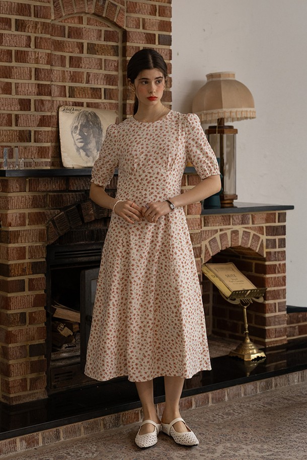 아이보리 컬러의 Pink flower dress는 봄, 여름 시즌에 어울리는 여성 미디 원피스입니다. 부드러운 폴리에스테르 소재에 플라워 패턴과 A라인 플레어 치마핏이 더해져 우아하고 페미닌한 분위기를 연출합니다. 라운드넥, 반소매 디자인에 안감이 있어 편안하게 착용할 수 있으며, 백지퍼와 미디 기장으로 깔끔하게 마감되었습니다.
