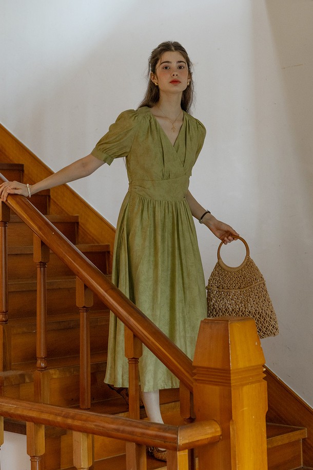 싱그러운 숲을 담은 듯한 Secret forest dress_GREEN 원피스입니다. 가볍고 시원한 폴리에스테르 소재로 제작되어 봄, 여름 시즌에 즐겨 입기 좋으며, A라인 플레어 스커트가 우아한 실루엣을 선사합니다. 허리 밴딩과 조절 끈, 안감 처리로 편안한 착용감을 제공하며, 가슴 부분 히든 버튼과 V넥 디자인으로 은은한 포인트를 더했습니다.
