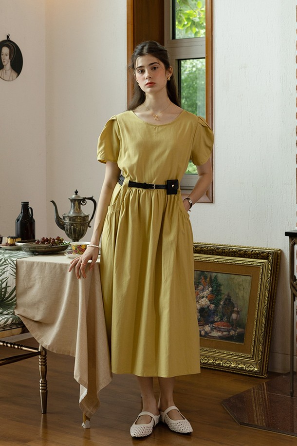 올리브 컬러의 Grassland 반소매 원피스는 여성스러운 매력을 선사합니다. 면 40%와 레이온 60% 혼방 소재로 제작되어 부드러운 촉감을 자랑하며, A라인 플레어 스커트가 우아한 실루엣을 연출합니다. 라운드넥 디자인에 벨트가 포함되어 있어, 클래식하고 세련된 스타일을 완성할 수 있습니다.
