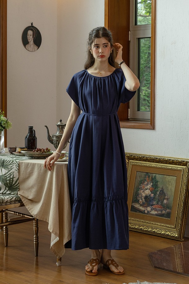 부드러운 촉감의 라이오셀, 나일론, 린넨 혼방 소재로 제작된 네이비 컬러의 루즈핏 여성용 원피스입니다. 라운드넥에 반소매 디자인으로, 봄, 여름에 시원하게 착용하기 좋습니다. A라인 핏과 티어드 치마 타입, 무지 패턴이 우아하고 엘레강스한 분위기를 연출하며, 벨트가 포함되어 있어 다양한 스타일링이 가능합니다.
