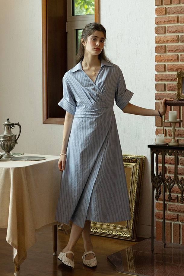 시원한 블루 컬러의 브이넥 스트라이프 반소매 원피스입니다. 면, 폴리에스테르, 나일론 혼방 소재로 제작되어 부드러운 촉감과 얇은 두께감으로 봄, 여름에 시원하게 착용하기 좋습니다. A라인 플레어 스커트에 루즈핏으로 편안함을 더했으며, 가슴 부분 히든 버튼과 허리 조절 끈으로 스타일을 살릴 수 있습니다.
