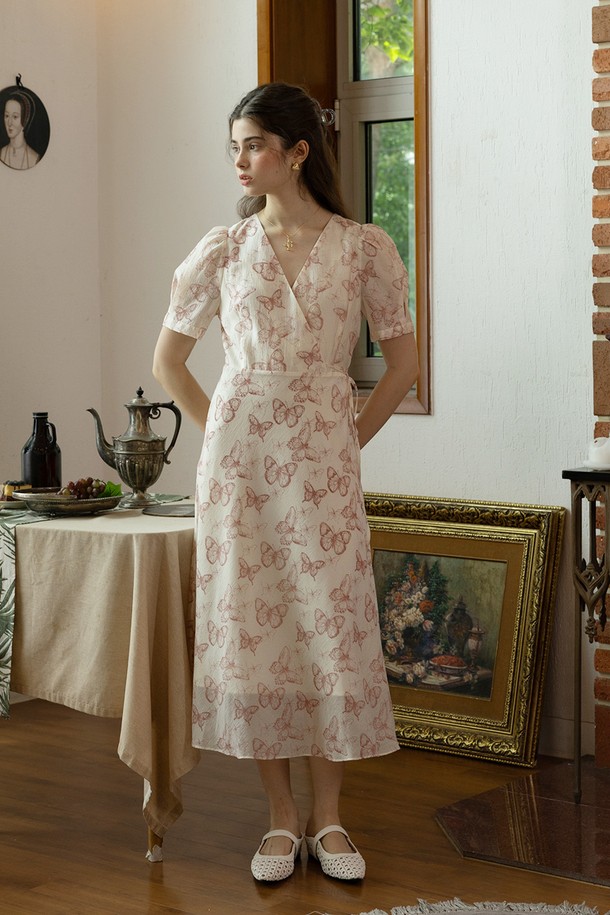 아이보리 컬러의 클래식 버터플라이 드레스는 여성스러운 실루엣을 연출하는 A라인 플레어 원피스입니다. LYOCELL과 POLYAMIDE 혼방 소재로 제작되어 부드러운 촉감과 편안한 착용감을 선사하며, V넥 디자인과 반소매 기장이 특징입니다. 허리 조절 가능하며, 가슴 부분 히든 버튼과 안감이 있어 더욱 섬세하고 우아한 스타일을 완성합니다.
