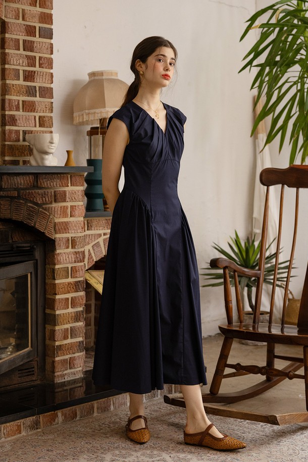 세련된 무드의 네이비 컬러 V넥 민소매 롱 원피스입니다. 면, 나일론, 텐셀 혼방 소재로 제작되어 부드러운 촉감과 편안한 착용감을 선사하며, 봄, 여름 시즌에 즐겨 입기 좋습니다. 우아한 A라인 핏과 뒷지퍼 디테일로 여성스러운 실루엣을 강조하며, 클래식한 스타일을 연출합니다.
