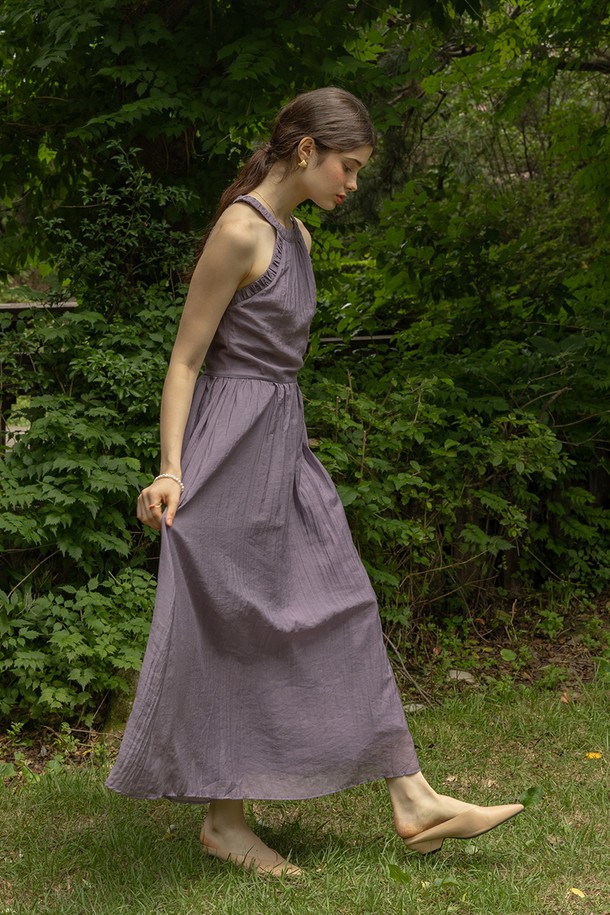 세련된 실루엣을 연출하는 Elegant sleeveless dress_PURPLE입니다. 부드러운 Viscose와 나일론 혼방 소재로 제작되어 봄, 여름 시즌에 시원하고 편안하게 착용할 수 있습니다. 홀터넥 디자인과 롱 기장, 백 지퍼 클로징 디테일이 우아한 분위기를 더하며, 안감 처리가 되어 비침 걱정 없이 착용 가능합니다.
