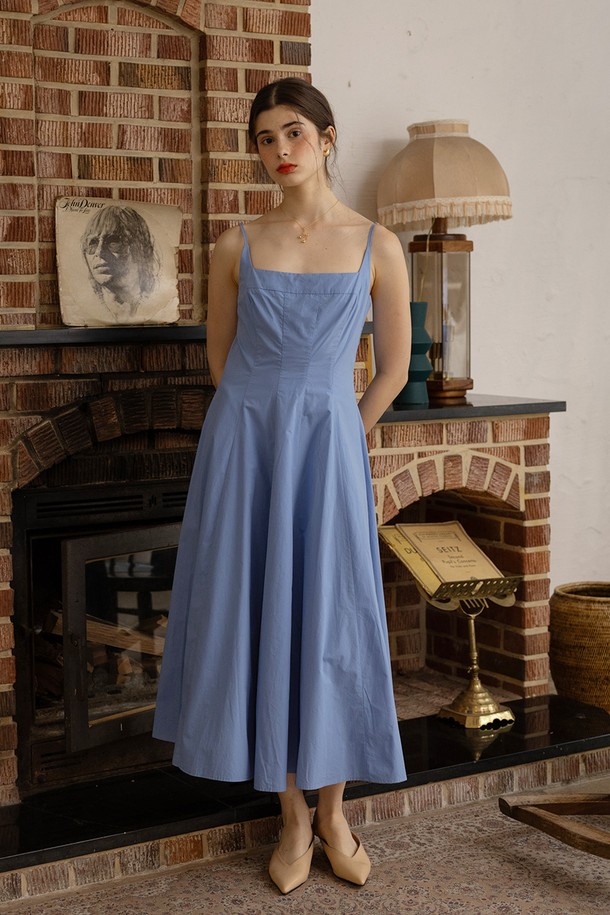 시원한 블루 컬러의 튜브 원피스입니다. 부드러운 면 소재로 제작되어 봄, 여름에 시원하게 착용할 수 있으며, A라인 플레어 스커트와 루즈핏으로 편안한 착용감을 선사합니다. 어깨끈 조절이 가능하고 뒷면 지퍼와 내부 안감이 있어 더욱 편안하고 우아하게 연출할 수 있습니다.
