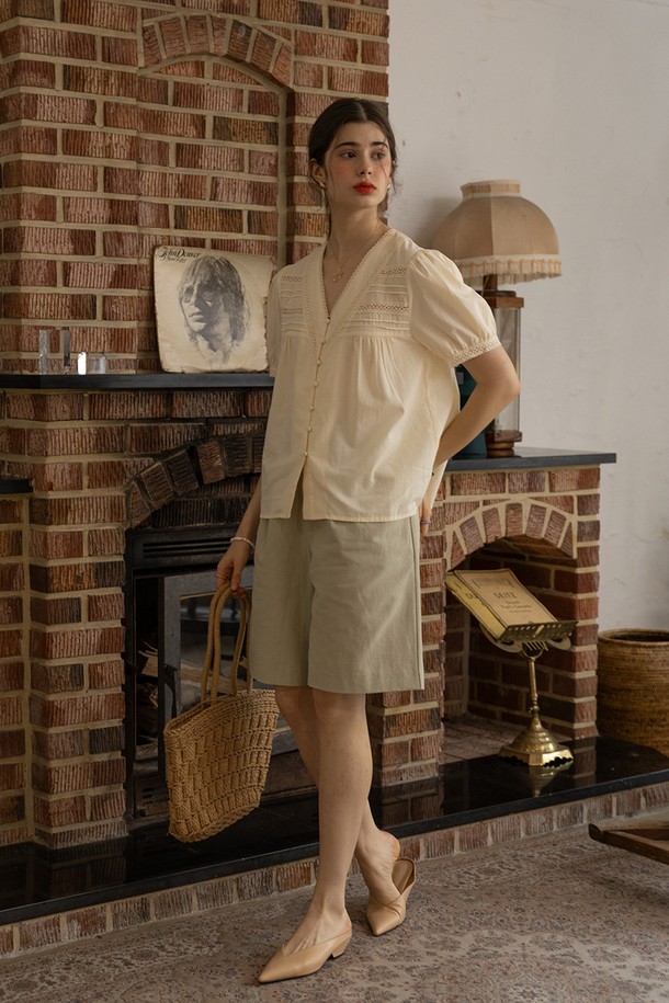 세련된 V넥 디자인과 가슴 플리츠 디테일이 돋보이는 옐로우 컬러의 여성 반소매 셔츠입니다. 린넨과 면 혼방 소재로 제작되어 봄, 여름 시즌 시원하고 편안하게 착용 가능하며, 레귤러 핏으로 우아하고 클래식한 스타일을 연출합니다. 버튼 여밈으로 간편하게 입고 벗을 수 있으며, 데일리룩에 포인트를 더해줄 아이템입니다.
