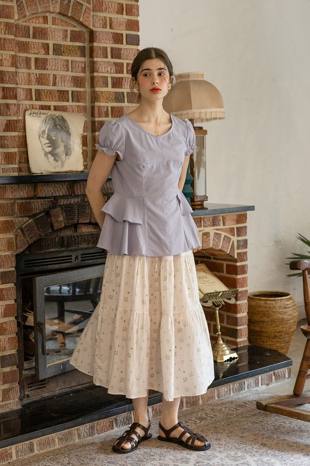 여성용 바이올렛 여름 티셔츠입니다. 부드러운 면과 레이온 혼방 소재로 제작되었으며, 은은한 도트와 플라워 패턴이 돋보이는 레귤러핏 크롭 티셔츠입니다. 라운드넥과 반소매 디자인으로, 우아하고 스위트한 무드를 연출하며 뒷면 지퍼 디테일로 포인트를 더했습니다.
