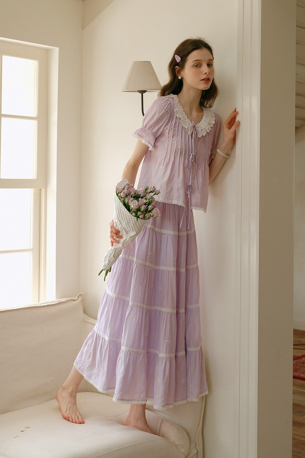 라벤더 자수 밴딩 스커트는 부드러운 비스코스와 나일론 혼방 소재로 제작되어 은은한 광택과 편안한 착용감을 선사합니다. 우아하고 로맨틱한 무드를 연출하며, A라인 핏과 밴딩 허리 디자인으로 편안함과 여성스러운 실루엣을 동시에 강조합니다. 자수 디테일이 더해져 더욱 섬세하고 세련된 분위기를 자아내며, 안감 처리가 되어 비침 걱정 없이 즐길 수 있습니다. 데이트룩, 카페룩, 모임룩 등 다양한 TPO에 활용 가능하며, 클래식, 로맨틱, 미니멀 스타일을 즐겨 입는 여성분들께 추천합니다. 총 기장 83cm로, 레귤러 핏을 선사합니다.
