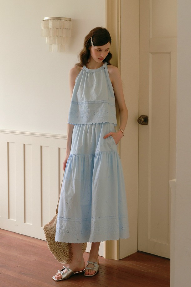 **코튼 자수 밴딩 스커트**

부드러운 면 소재로 제작된 코튼 자수 밴딩 스커트는 여름철 우아하면서도 편안한 스타일을 연출합니다. 허리 밴딩과 루즈핏으로 편안한 착용감을 선사하며, 롱 기장과 A라인 핏이 여성스러운 실루엣을 완성합니다. 

은은한 블루 컬러에 섬세한 자수 디테일이 더해져 캐주얼하면서도 로맨틱한 무드를 자아냅니다. 데이트룩, 여행룩, 휴가룩 등 다양한 TPO에 활용 가능하며, 캐주얼, 클래식, 로맨틱 스타일을 모두 소화할 수 있습니다. 안감이 있어 비침 걱정 없이 즐길 수 있습니다.
